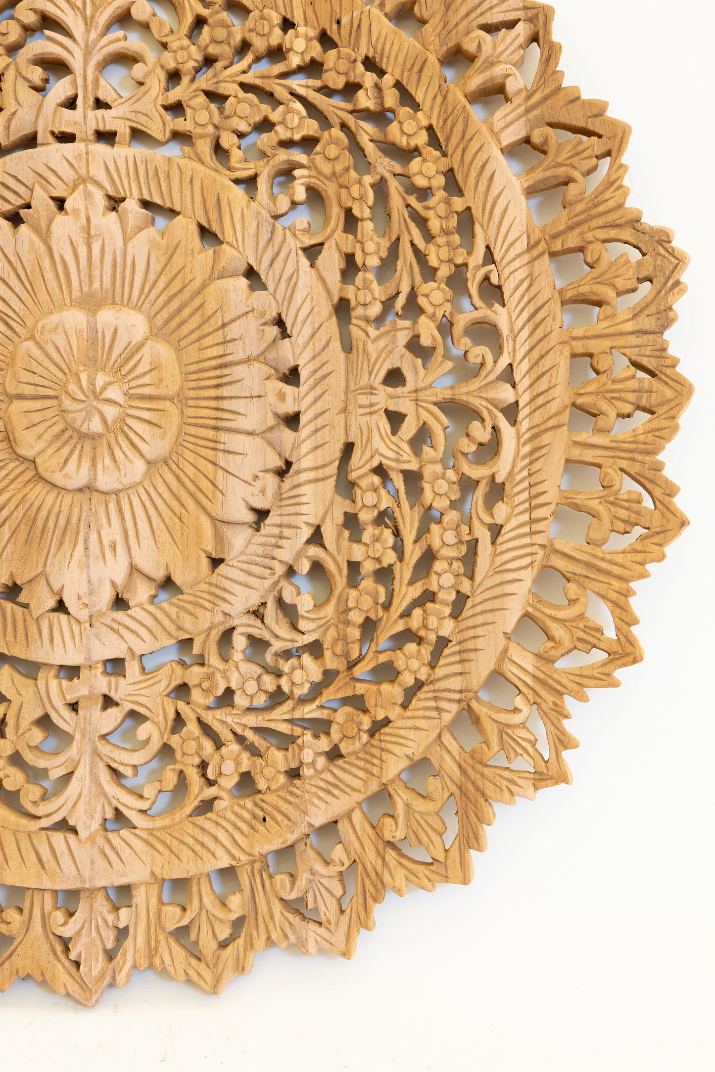 チーク材 木彫りアートレリーフ（丸形） ｜ 手彫り ｜ ナチュラル仕上げ | No.033